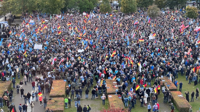AfD-Versammlung vor dem Reichstag in Berlin